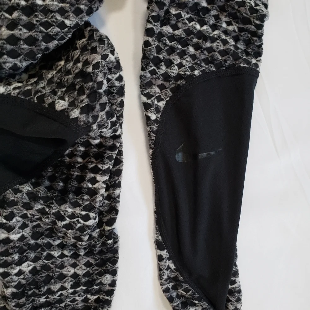 Nike Pro Hyper Warm leggings Size XS  Grey & Black Diamond Pattern